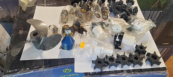 Venee  ja perämoottorin osia  suodatinta ja tyhjennystulppaa/Puoleen hintaan