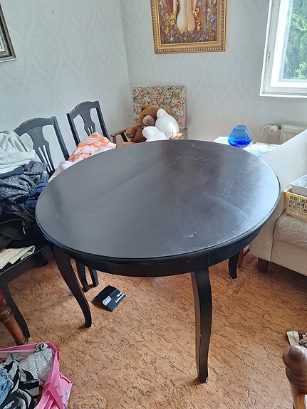 ruokapöytä ja 4 tuolia