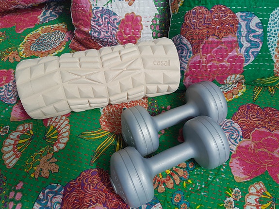 Käsipainot 2 x 2 kg ja pilatesrulla