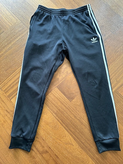Adidas verkkarit L musta