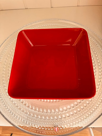 Punainen teema iittala tarjoiluastia