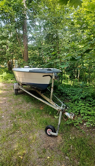 Vene ja traileri yhdessä