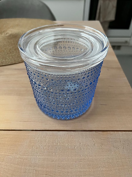 Iittala Kastehelmi sininen lasipurkki kirkkaalla kannella