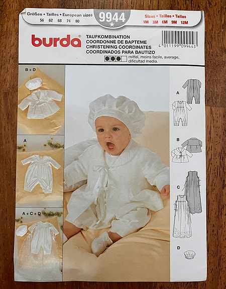 Valmiskaava Burda 9944 : Vauvan kastemekko + haalari + nuttu + myssy