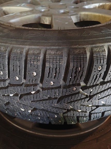 Nokian Nordman nastarenkaat 215/65 R16 XL – hyväkuntoiset