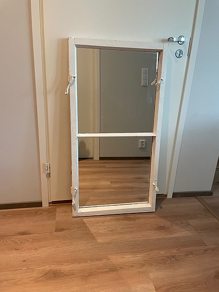 Vanhaan ikkunaan tehty peili