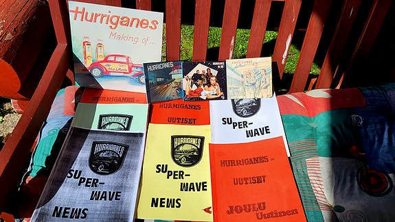 Hurriganes levy 10 + Kolme cd + 7 fani Posti lehteä