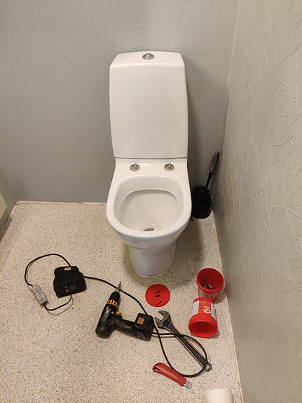 Valkoinen wc-istuin ja kansi