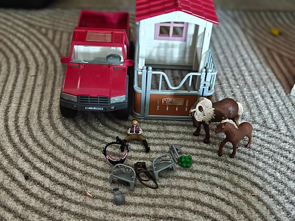 Schleich karsina ja lava-auto + tavaraa
