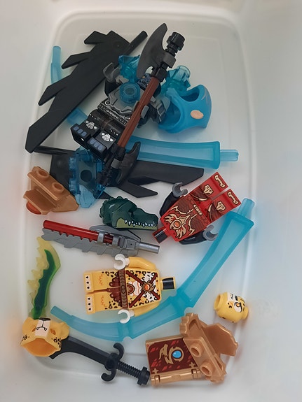 Lego figuureita ja tarvikkeita.