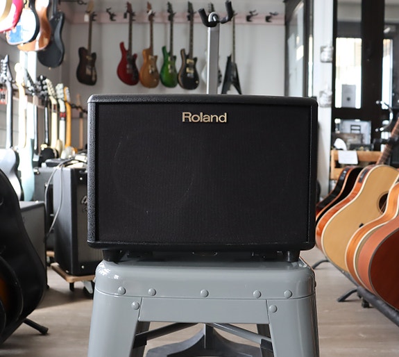 ROLAND AC-33 Stereovahvistin akustiselle ja laululle
