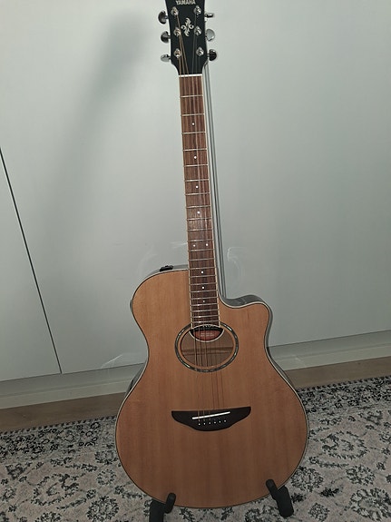 Yamaha APX600 elektroakustinen kitara