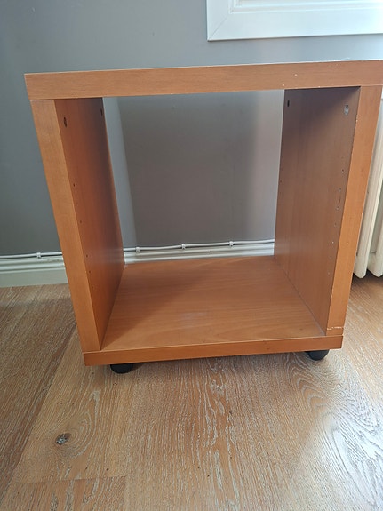 IKEA hylly, yöpöytä pyörillä.