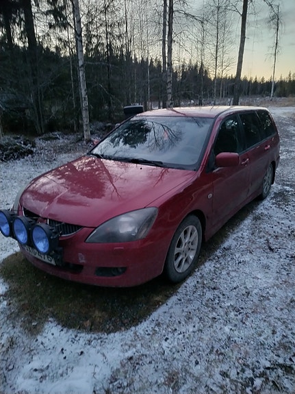 uusia mitsu lancerin osia vm.2005  farkku