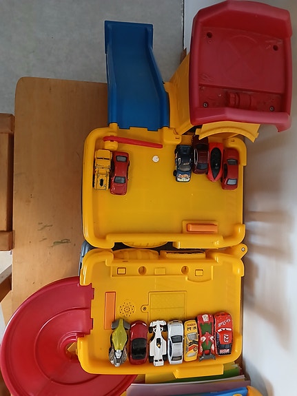 Fisher-Price parkkitalo+pikkuautoja
