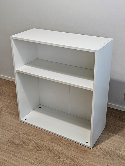 Valkoinen pieni hylly