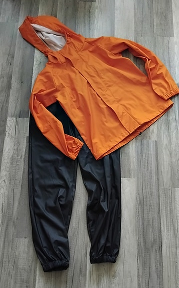 Kerran käytetty sadeasu setti (takki + housut) Neomondo 140 cm
