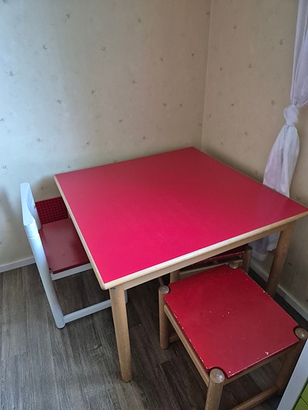Lasten pöytä ja tuolit