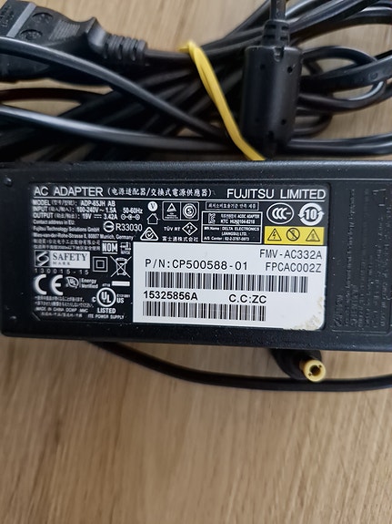 Fujitsu kannettavan virtalähde / laturi