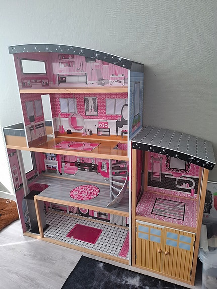 Iso nukkekoti (Barbie-kokoa) – tuunaajalle tai leikkeihin!