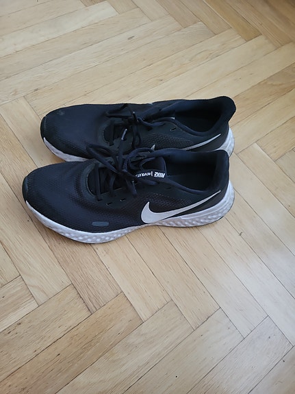 nike revolution 43 musta