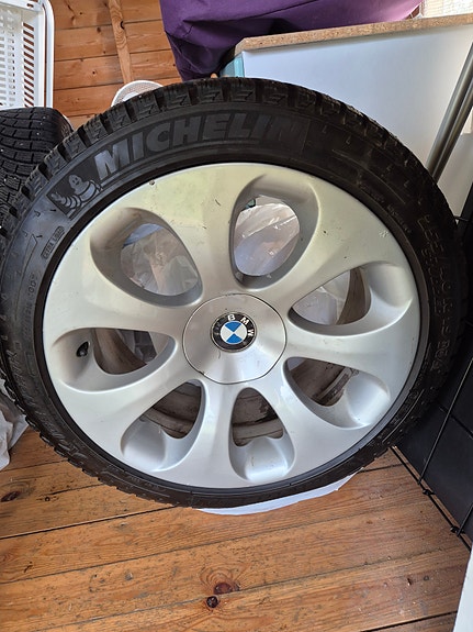 Michelin 255/40 R19 talvirenkaat vanteilla BMW:lle
