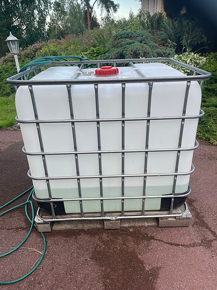 IBC-vesisäiliö 1000 l hanalla