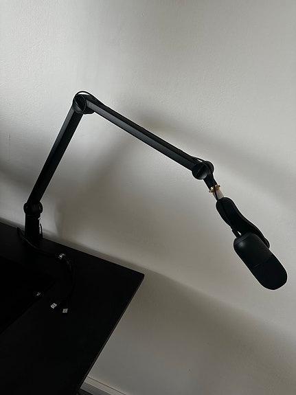 Logitech mikrofoni ja pöytäkiinnitteinen varsi