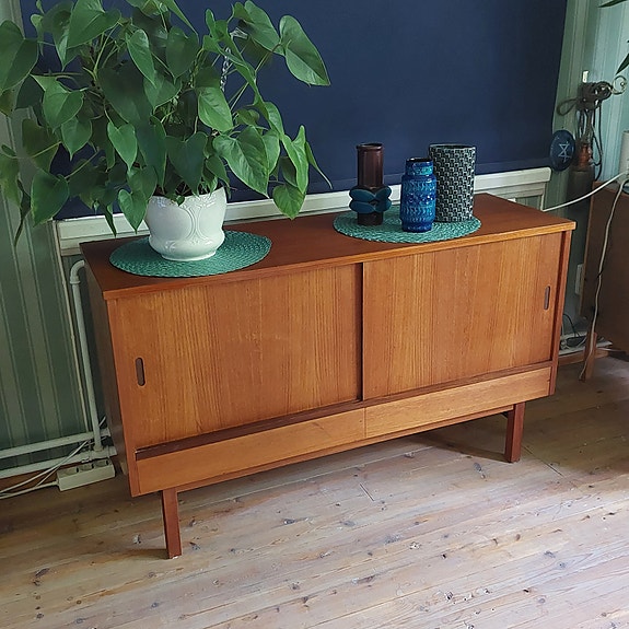 Vintage teak senkki liukuovilla