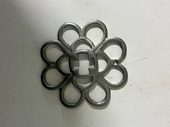 Metallinen kukka-aiheinen koriste-esine, halkaisija 4,5 cm
