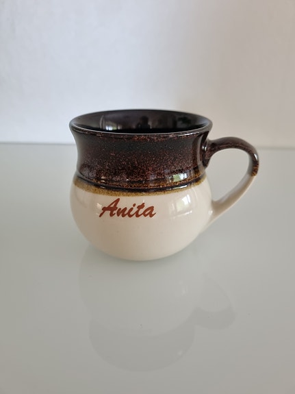 Kermansavi muki Anita-tekstillä