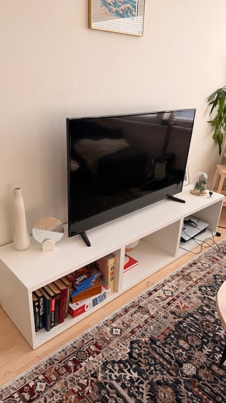 Ikean valkoinen tv-taso