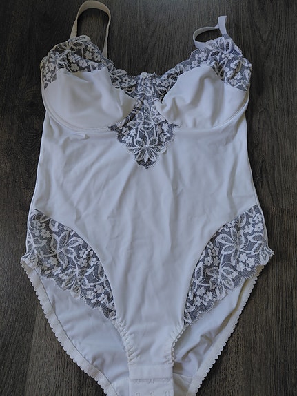 Valkoinen body