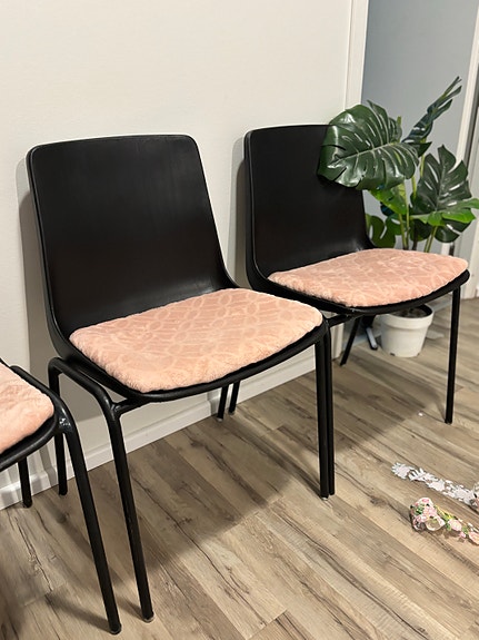 3x pinkkimusta pehmustettu tuolit