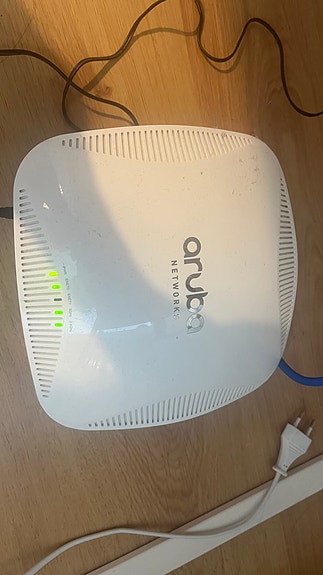 Aruba WiFi-tukiasema (access point) + virtajohto ja ve