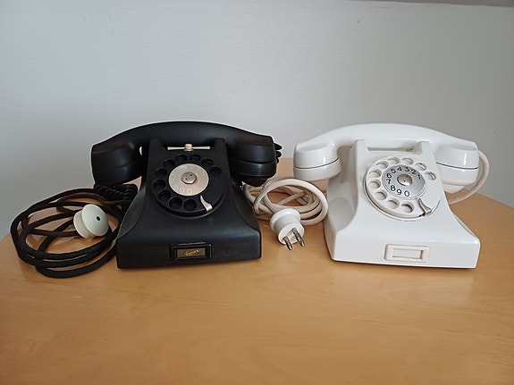 Musta ja valkoinen L.M. Ericsson -puhelin 1950-luku