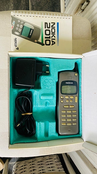 Nokia 2010 matkapuhelin alkuperäisessä pakkauksessa