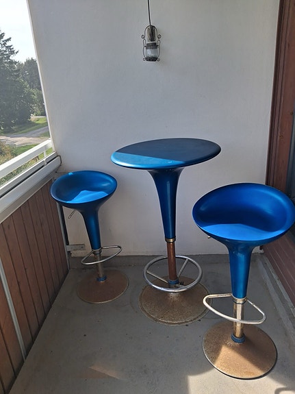 Baaripöytä ja kaksi tuolia