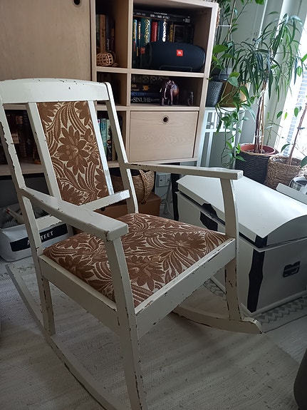 Keinutuoli (ei ole Ikean vaikka ilmoituksessa niin lukee)