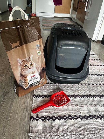 Pellettivessa + lapio ja pellettejä