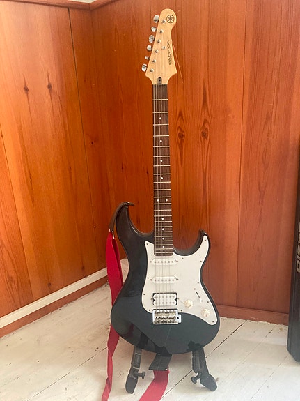 Yamaha pacifica PAC012 -kitara