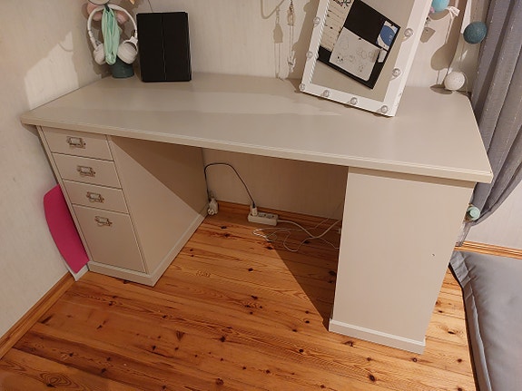 Webjörn kirjoituspöytä, Ikea