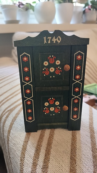 1:12 Vanhoja huonekaluja