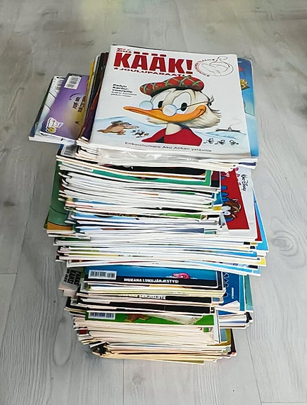Aku Ankka lehtiä n.40cm