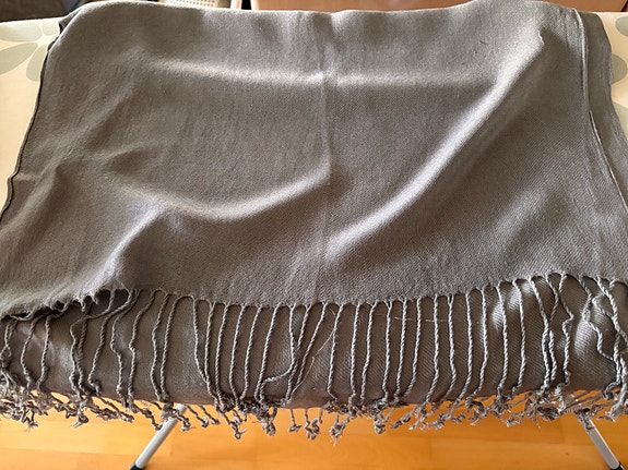 Harmaa huivi 150 cm