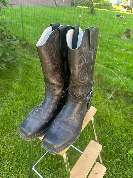 Bootsit koko 43 musta