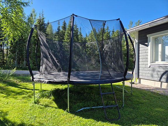 Myydään iso trampoliini