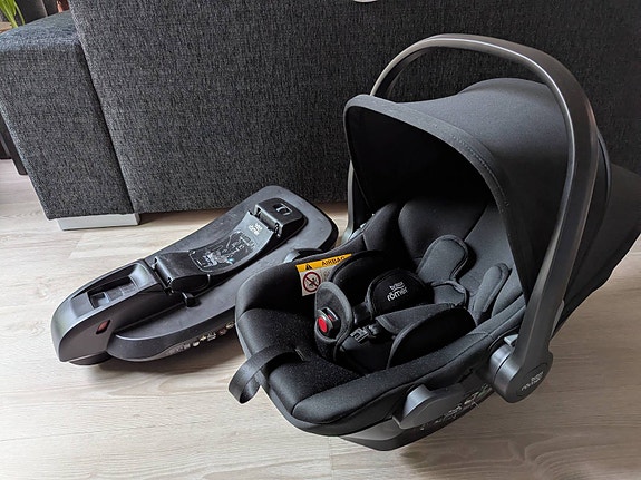 Britax Römer Baby-Safe Core + ISOFIX-jalusta