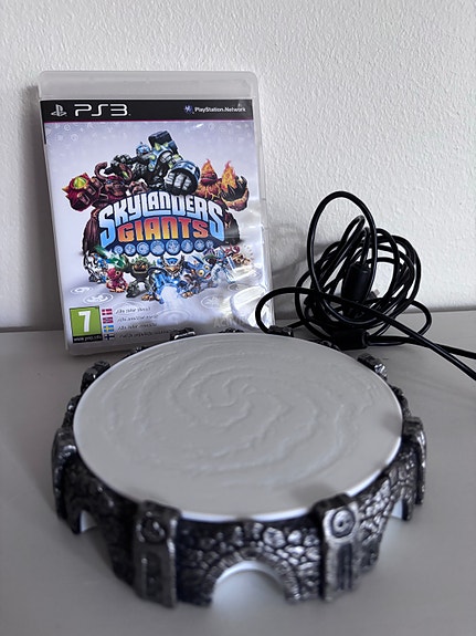 PlayStation 3 Skylanders Giants peli ja Portal of Power