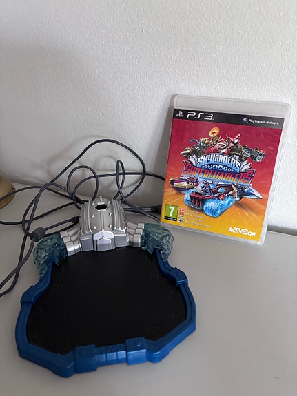 PlayStation 3 Skylanders peli ja portasli